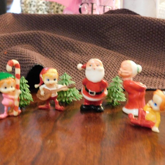Mr and Mrs Claus with their Elves Set Small Figure Characters Vintage - Picture 1 of 7